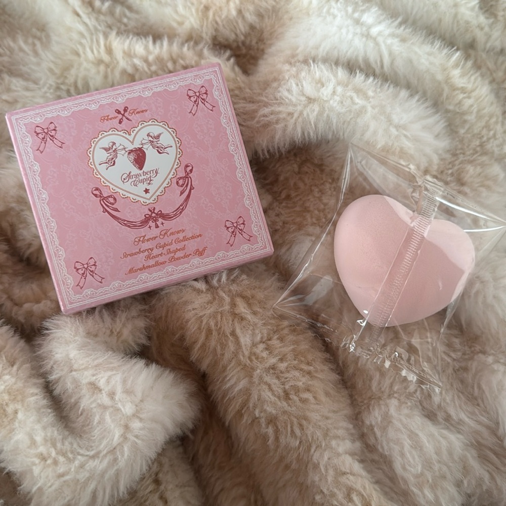 New Flower Knows Cosmetics strawberry Cupid heart shaped marshmallow powder puff